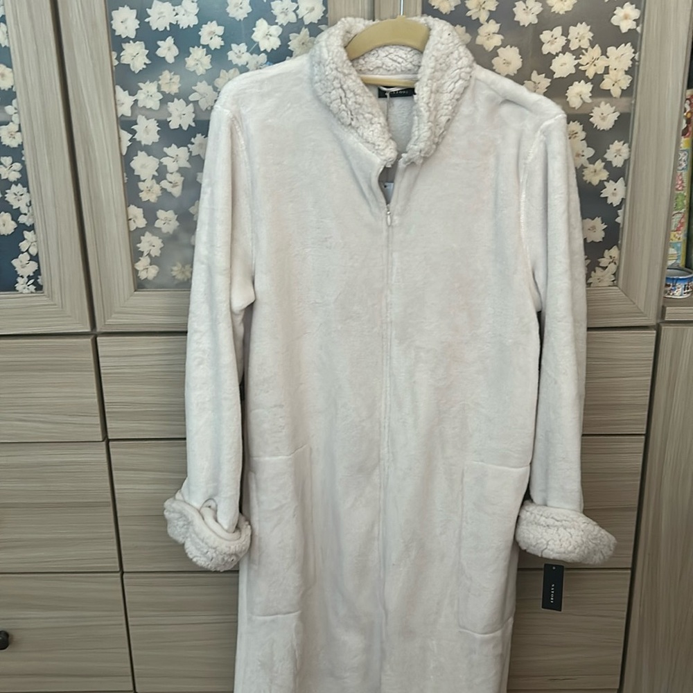 Natori size medium ivory fleece zip up robe.